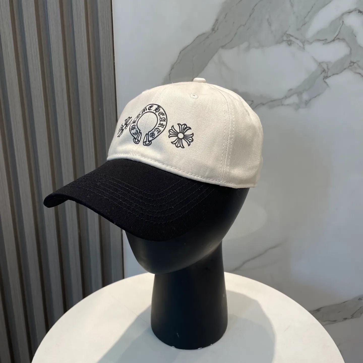 P60 Crow Heart 🆕🆕New color-blocked baseball cap, personalized and fashionable classic cross logo, casual with a cool feeling, unisex style, same style for men and women! Very easy to match! Head circumference: 56-58cm is available